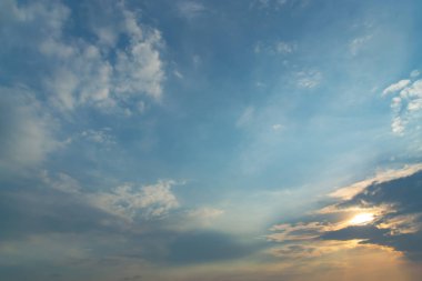 Fantastik yumuşak beyaz bulutlar Tayland mavi gökyüzü karşı..