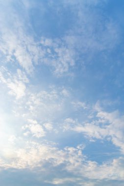 Fantastik yumuşak beyaz bulutlar Tayland mavi gökyüzü karşı..