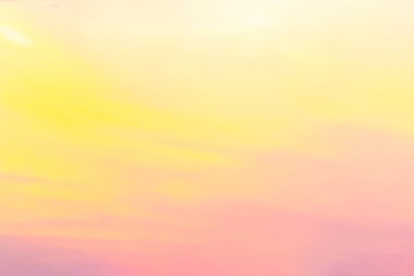 Fantastik yumuşak beyaz bulutlar Tayland mavi gökyüzü karşı..