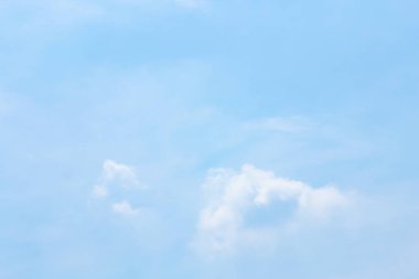 Fantastik yumuşak beyaz bulutlar Tayland mavi gökyüzü karşı..