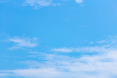 Fantastik yumuşak beyaz bulutlar Tayland mavi gökyüzü karşı..