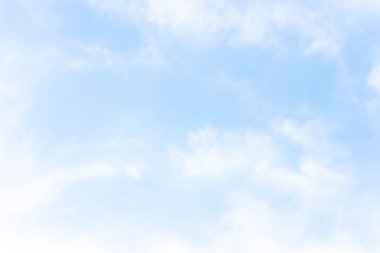 Fantastik yumuşak beyaz bulutlar Tayland mavi gökyüzü karşı..