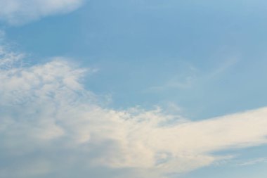 Fantastik yumuşak beyaz bulutlar Tayland mavi gökyüzü karşı..