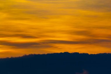 Bulutlar gökyüzü ve güneş yaz akşamı.