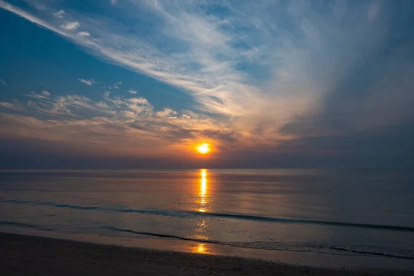 Morgens Begann Die Sonne Aus Dem Meer Steigen — Stockfoto