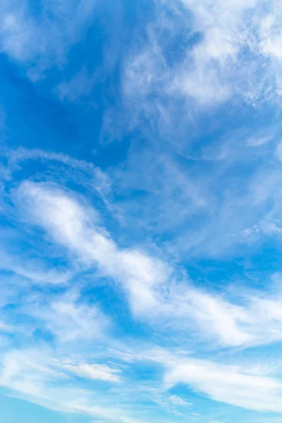 เมฆแห งธรรมชาต ในว องฟ าสดใส — ภาพถ่ายสต็อก