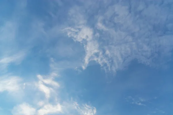 เมฆแห งธรรมชาต ในว องฟ าสดใส — ภาพถ่ายสต็อก