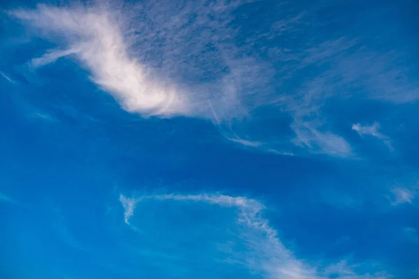 夏は白い雲と空 — ストック写真