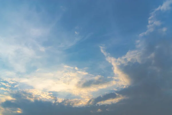 Yaz mavi gökyüzünde beyaz bulutlar.