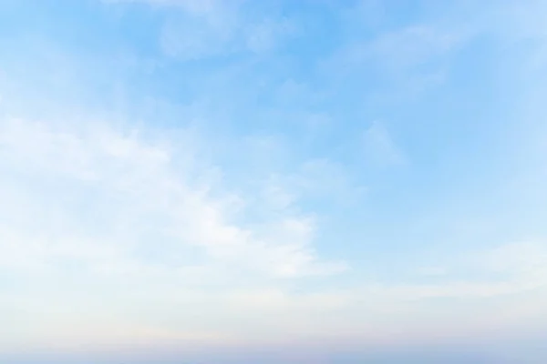 องฟ สวยงามและเมฆส ขาวเช ตรกรภาพวาด — ภาพถ่ายสต็อก