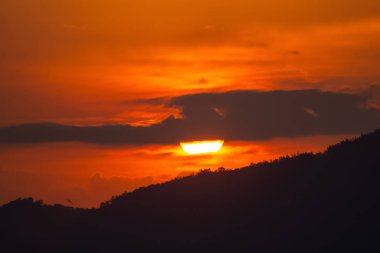 Sabah güneşiyle Denizde bir tekne.