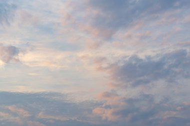 Sıcak havalarda beyaz bulut kümeleri neden olur..