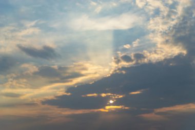 Sıcak havalarda beyaz bulut kümeleri neden olur..