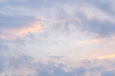 Beyaz bulut havadaki şeklini değiştir.