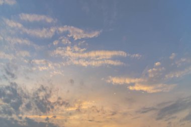 Beyaz bulut havadaki şeklini değiştir.