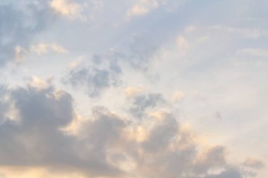 Beyaz bulut havadaki şeklini değiştir.