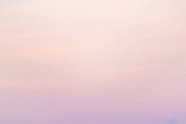 Beyaz bulut havadaki şeklini değiştir.