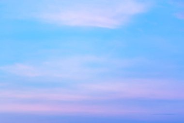 Bulutlar gökyüzü ve güneş yaz akşamı.