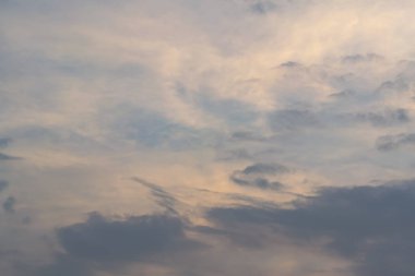 Beyaz bulut havadaki şeklini değiştir.