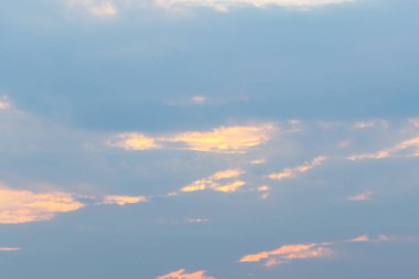 Beyaz bulut havadaki şeklini değiştir.