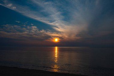 Güneş sabah denizden yükselmeye başladı.