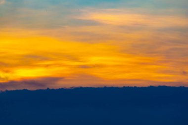 Gökyüzü görmek gün renkleri dolu ki, bu bir mucize..