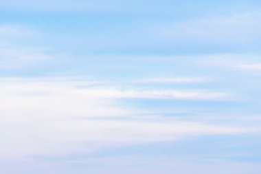 Beyaz bulutlar, mavi gökyüzü göz yenilemek için yağmur sonra.