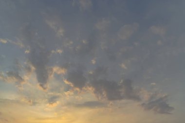 Beyaz bulutlar, mavi gökyüzü göz yenilemek için yağmur sonra.