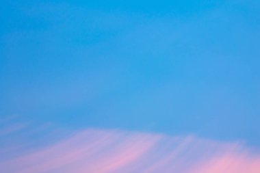 Beyaz bulutlar, mavi gökyüzü göz yenilemek için yağmur sonra.