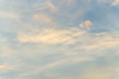 Beyaz bulutlar, mavi gökyüzü göz yenilemek için yağmur sonra.