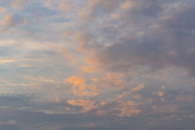 Beyaz bulutlar, mavi gökyüzü göz yenilemek için yağmur sonra.