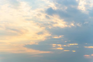 Beyaz bulutlar, mavi gökyüzü göz yenilemek için yağmur sonra.