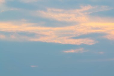 Beyaz bulutlar, mavi gökyüzü göz yenilemek için yağmur sonra.