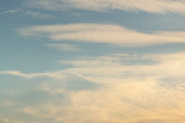 Beyaz bulutlar, mavi gökyüzü göz yenilemek için yağmur sonra.