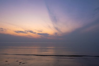 Deniz ve gökyüzü sezon boyunca parlak bak.