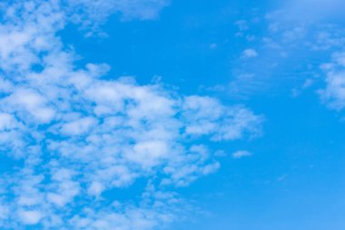 mavi ve gökyüzü bulut ile.