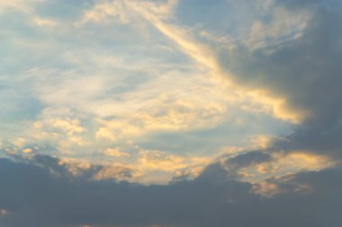 mavi ve gökyüzü bulut ile.