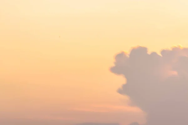 夏日之夜的天空云与太阳 — 图库照片