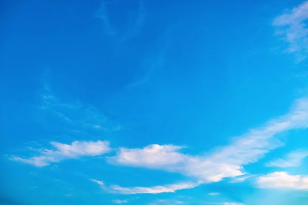 การเปล ยนแปลงของร างของเมฆส ขาวในอากาศ — ภาพถ่ายสต็อก