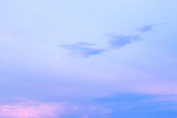 夏日之夜的天空云与太阳 — 图库照片