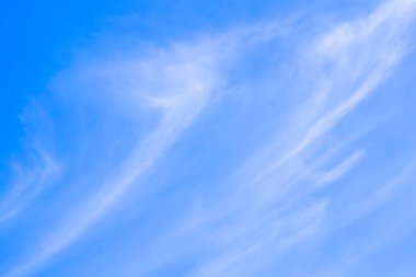 Mavi gökyüzünde bulutlar hava.