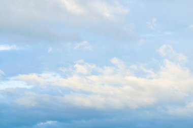 Beyaz bulut havadaki şeklini değiştirmek güzel görünüyor.