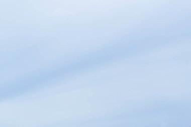 Gökyüzü yavaşça bulutlar mavidir