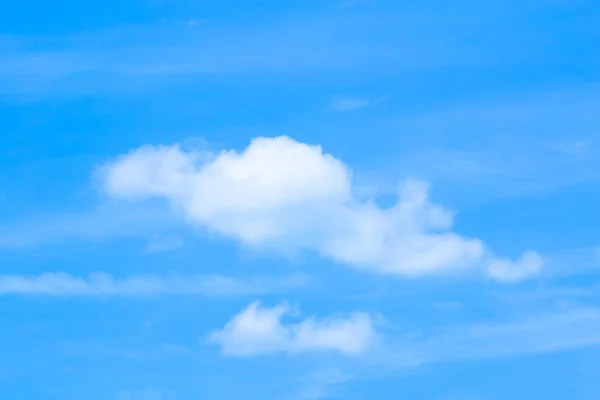 Gökyüzü Tam Gökyüzünde Beyaz Bulutlar Ile Kaplıdır — Stok fotoğraf
