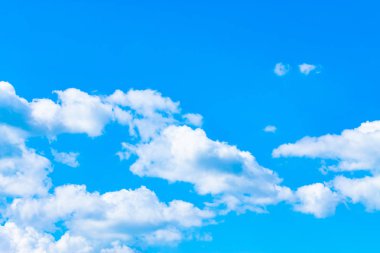  bulutlar mavi gökyüzü ve güneş.