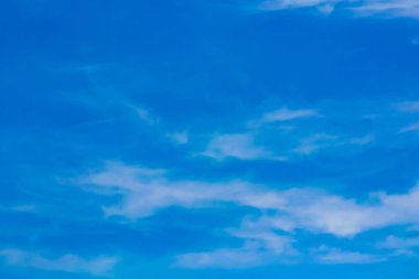  Beyaz alternatif bulutlar gökyüzünde.