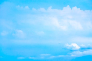 Mavi gökyüzünde bulutlar hava.