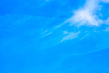 Mavi gökyüzünde bulutlar hava.