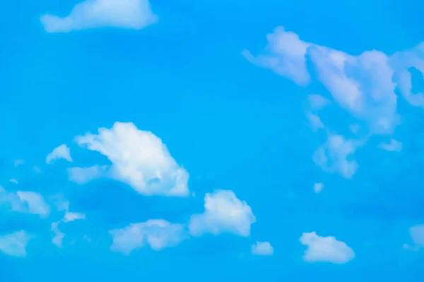 Mavi Gökyüzünde Bulutlar Beyaz Serin Günü — Stok fotoğraf