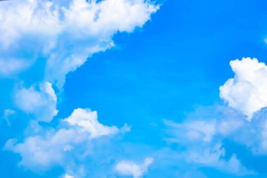  Yazın beyaz bulutlu gökyüzü.